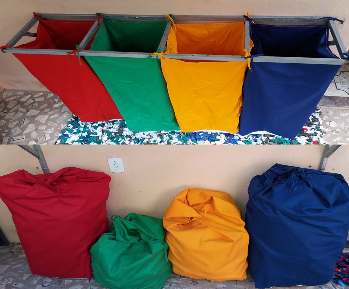 Coletora com sacos de tecido vermelho, verde, amarelo e azul para separação de resíduos