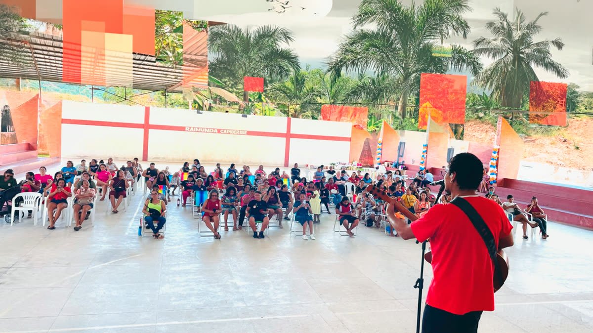 Músico com violão se apresenta para dezenas de mulheres sentadas em uma quadra coberta