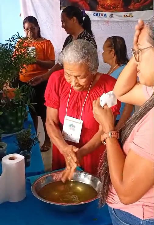 Senhora lava as mãos em uma bacia com água aromática